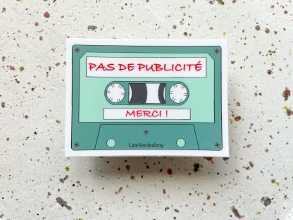 Pas de publicité vintage en forme de cassette audio verte. Les écritures sont en rouge