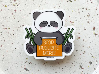Autocollant mat motif panda avec décor bambou. Le panda tient un panneau marron « stop publicité merci »